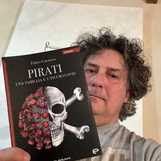 L'autore Fabio Garnero con il suo libro &quot;Pirati. Una famiglia e l'incubo Covid&quot;