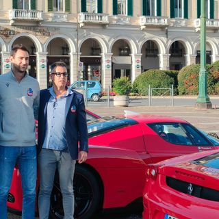 Venticinque fiammanti Ferrari parcheggiate in Piazza Galimberti per il raduno di Owner Club Torino [FOTO]