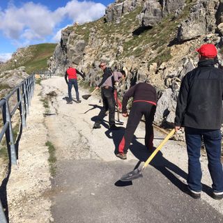 Immagini della pulizia effettuata prima dell'edizione 2015 della granfondo