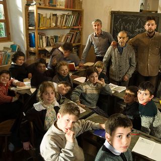 Pausa durante il girato delle scene del film Darreire l’ourisount, con la scolaresca e (da sinistra) Massimo Dalmasso, Sergio Arneodo – Sandro Gastinelli