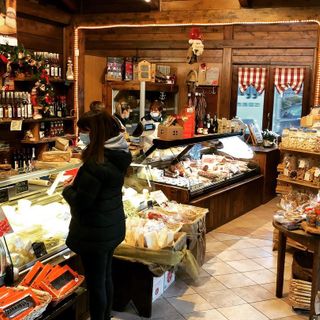 Un regalo di Natale goloso ed inimitabile? Un cestino di prodotti della “Formaggeria Valform” Un regalo di Natale goloso ed inimitabile? Un cestino di prodotti della “Formaggeria Valform”