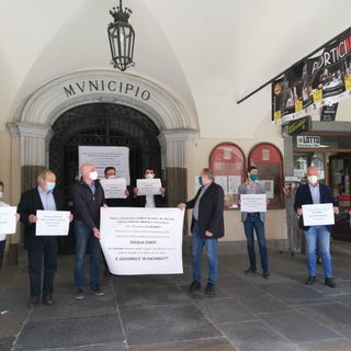 Fossano, nel giorno della riapertura un cartello polemico sul portone del comune: "Basta parole, dal governo ci vogliono fatti concreti"