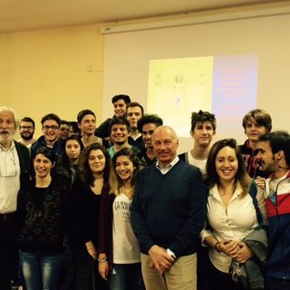 a sinistra il dott. Filippo Gallo, in centro il dott. Maurizio Colombo con alcuni ragazzi dell’Istituto Alberghiero Giolitti di Mondovì