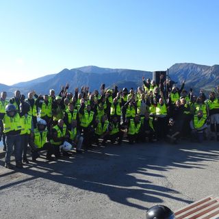 Foto di gruppo per i partecipanti di un'edizione scorsa del motogiro