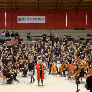 Alcuni momenti del concerto in corso al palazzetto dello sport di Boves