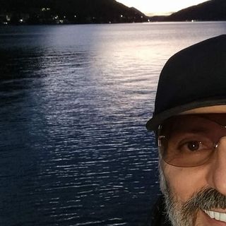 Gigi d'Agostino, dopo lunghi mesi di silenzio un sorriso regala speranza Gigi d'Agostino, dopo lunghi mesi di silenzio un sorriso regala speranza