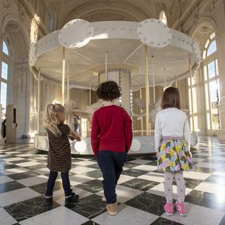 "La giostra di Nina" allestita nella Galleria Grande della Reggia