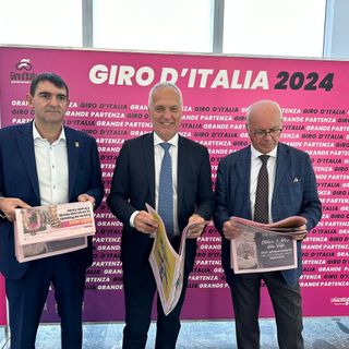 Nella foto da sinistra il sindaco Dario Tallone, il senatore Giorgio Maria Bergesio e Gianfranco Riorda, cui verrà affidata l'organizzazione della tappa con arrivo a Fossano