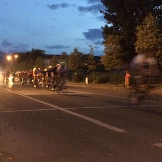Un passaggio del gruppo sul traguardo di corso Alpi
