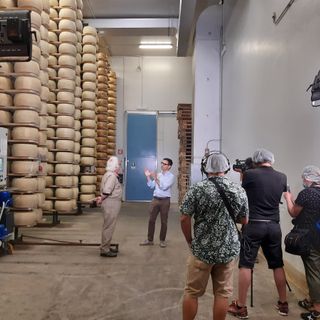 Patrizio Roversi visita l’azienda con sede a Genola