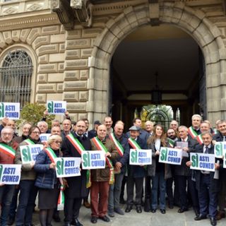 Fasce tricolori schierate lo scorso 16 novembre di fronte alla Prefettura