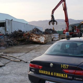 Rogo di rifiuti: denunciato imprenditore e scoperto lavoratore "in nero"