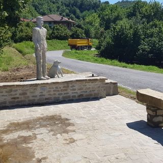 In memoria di un uomo di Langa: una statua accanto alla fontana di Scorrone, frazione di Cossano Belbo
