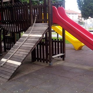 Beinette, un cittadino mette in sicurezza lo scivolo del parco giochi