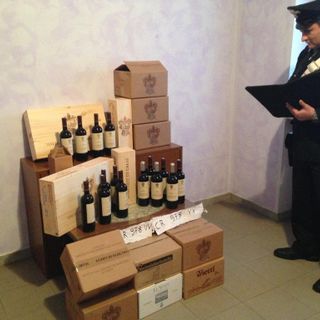 Acquese ruba vino per rifornire la sua cantina denunciato dai carabinieri
