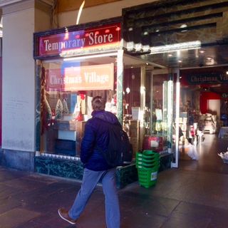 In piazza Galimberti un "villaggio" tutto dedicato al Natale: aperto un temporary store