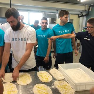 Coach Max Giaccardi "impartisce ordini" durante il team Building sulla creazione della pinsa