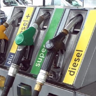 Benzina 'da record', in Italia le tasse più alte d’Europa: "Ma il Governo Meloni non doveva eliminarle?"