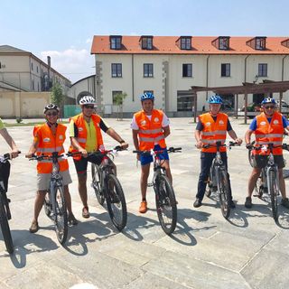 La delegazione costituita da ATL del Cuneese, Conitours, Comune di Cuneo e FIAB, in partenza di fronte alla Casa del Turismo a Cuneo