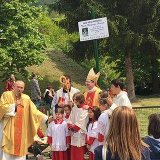 Monsignor Bodo inaugura il parco giochi ed il campetto sportivo