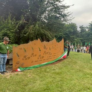 Il momento dello scoprimento della scultura principale nella "Rotonda del Centenario"