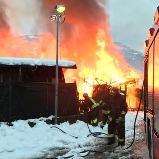 In fiamme il campeggio di Paesana, vigili del fuoco in azione per domare le fiamme (FOTO)