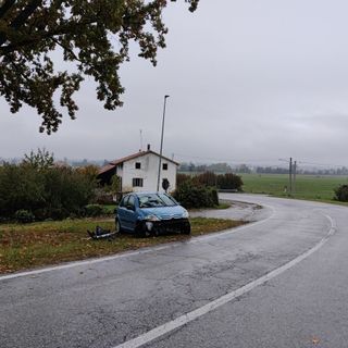 L'auto fuori strada a Isola di Benevagienna