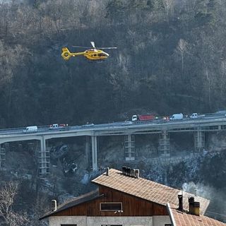 Incidente sull'A6, camion precipita da un viadotto e si abbatte su un cantiere: grave il conducente [VIDEO]