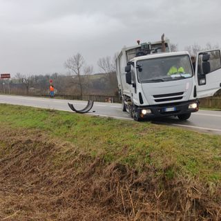Farigliano, sbanda un camion della nettezza urbana: polizia Locale sul posto Farigliano, sbanda un camion della nettezza urbana: polizia Locale sul posto