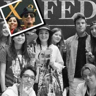 La foto pubblicata da J-Ax sul suo profilo Facebook ufficiale, in compagnia di Veronica e altre fans