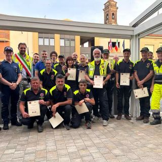 I volontari della Protezione Civile di Lagnasco con il sindaco Roberto Dalmazzo, gli amministratori comunali e i rappresentanti della Polizia Locale