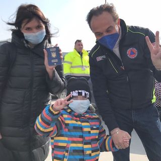 Il volo per la vita atterra a Torino, 9 bimbi in salvo al Regina Margherita. Cirio: “Pronti a ripartire se ce ne fosse bisogno” [FOTO E VIDEO]