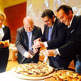 Le immagini del "gemellaggio" tra tartufo d'Alba e focaccia di Recco