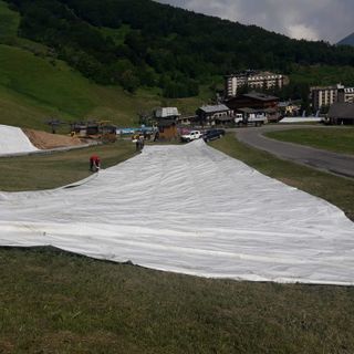 L'allestimento della pista a Limone Piemonte