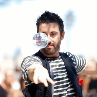 Spettacoli gratuiti di magia, in piazza San Carlo a Torino, nei pressi del negozio Biraghi