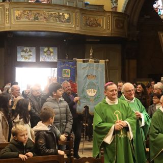 L'ingresso in chiesa di don Beppe accolto dai parrocchiani
