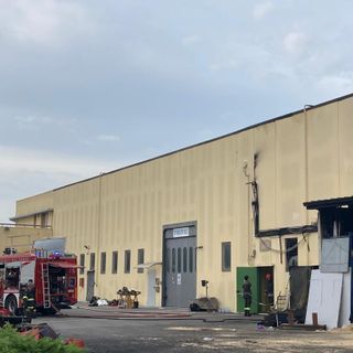 Un morto nell’incendio che ha distrutto un emporio di abbigliamento e articoli  per la casa a Monticello d’Alba