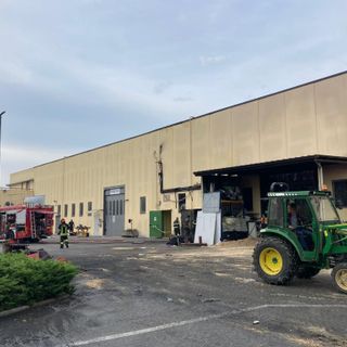 Tuttora in corso le operazioni di smassamento del materiale combusto andato a fuoco nell'incendio sviluppatosi a Monticello d'Alba dal pomeriggio di ieri