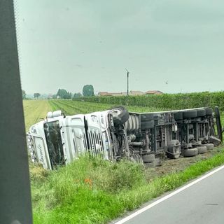 Mezzo pesante si ribalta ed esce di strada sulla provinciale tra Moretta e Saluzzo [FOTO]