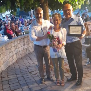 Nella foto il sindaco Bezzone (a sinistra) e il presidente della banda insieme alla moglie