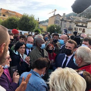 Macron, a Tende, assicura il sostegno dello Stato e comunica le prime misure. Dall’Italia giunge in primo carrello ferroviario in alta val Roya (Video, Foto)
