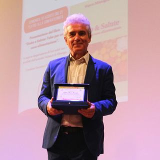 Il dottor Marco Missaglia con la targa ricevuta