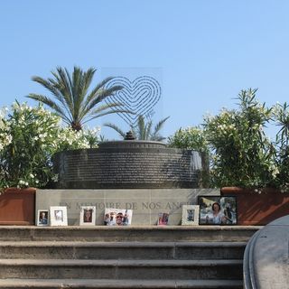 Il memoriale dell'attentato in villa Massena