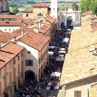 Antiquariato e collezionismo protagonisti alla 105ª edizione del Grande Mercato di Cherasco