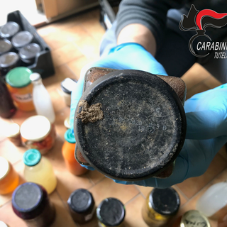 La merce rinvenuta e sequestrata sulla bancarella a Lagnasco