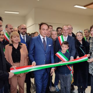 Il governatore del Piemonte Alberto Cirio con la dirigente scolastica Alessandra Tugnoli, il presidente della Provincia Luca Robaldo, il sindaco di Monasterolo Giorgio Alberione, l'eurodeputata Gianna Gancia e il piccolo 'sindaco' del Consiglio comunale dei ragazzi Alessandro Sabena, durante l'inaugurazione della scuola primaria di Monasterolo di Savigliano dopo i lavori di riqualificazione