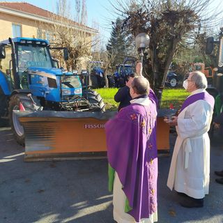 A Monchiero la giornata del ringraziamento con la benedizione dei mezzi agricoli [FOTO]