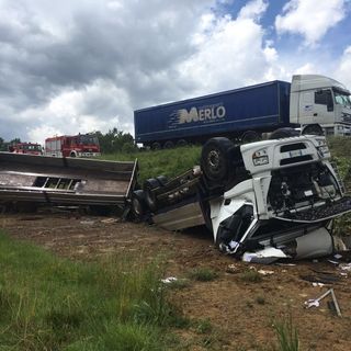 Mondovì, tir esce di strada e si ribalta: deceduto il conducente