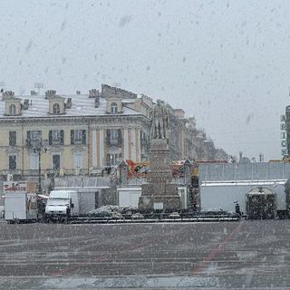 La nevicata in corso in piazza Galimberti a Cuneo