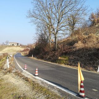 La SP51 a Neviglie nel tratto interessato dalla frana